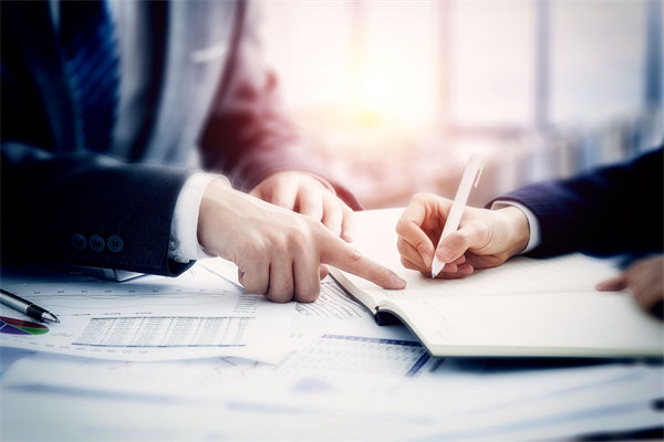 面對業(yè)績波動，企業(yè)如何靈活調(diào)整績效評價標準？