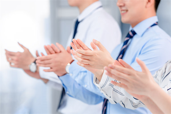 面對人才流失問題，企業(yè)應(yīng)如何改進(jìn)人力資源策略？