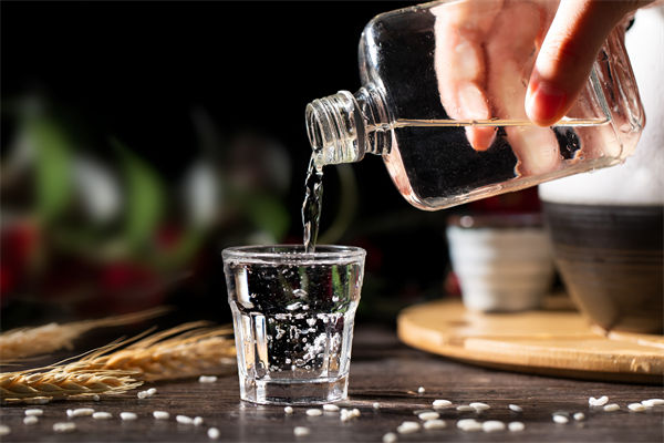 白酒遇冷，集體“降度”，關(guān)聯(lián)企業(yè)有何營銷啟示？